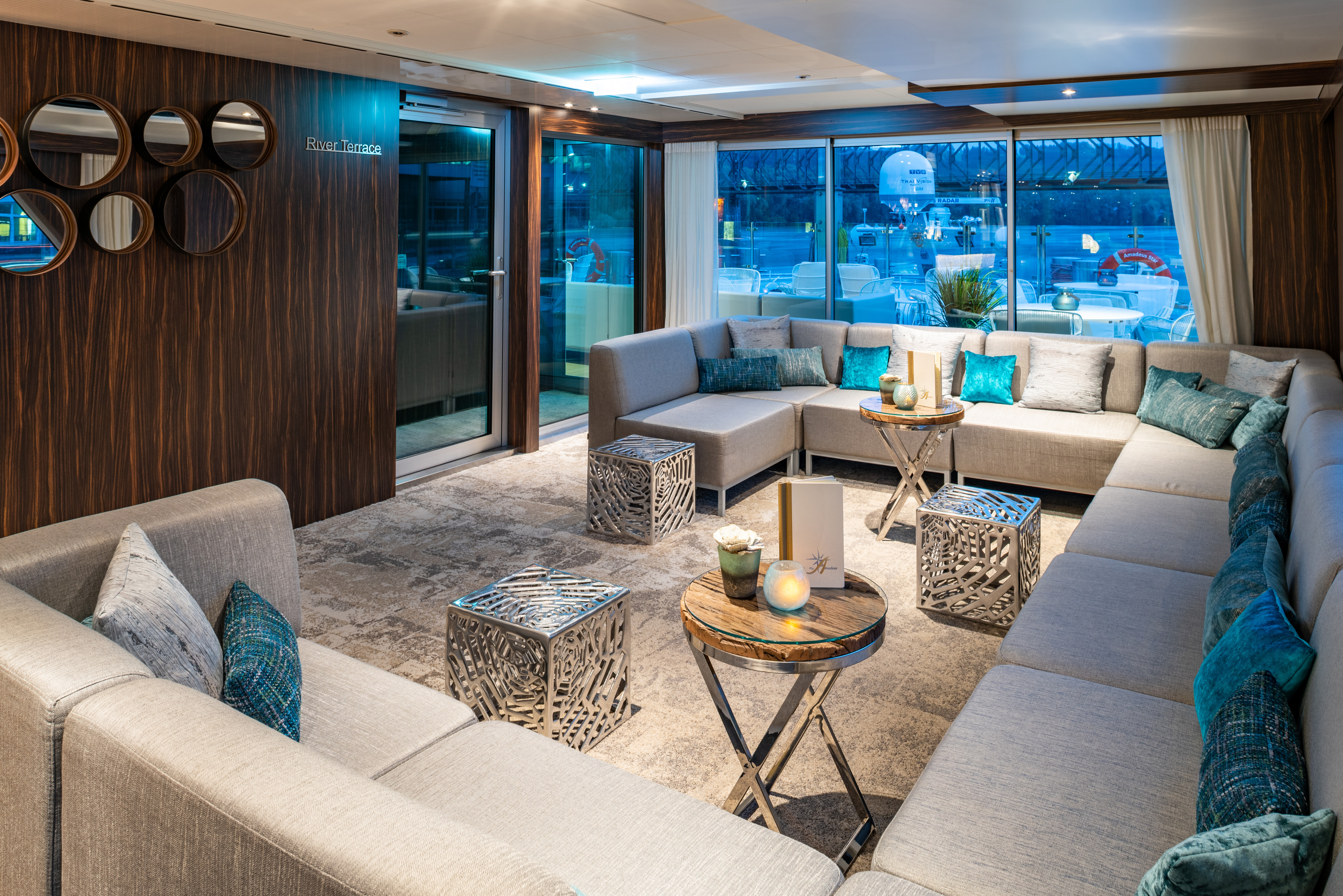 Amadeus River Cruises - Amadeus Star - Entertainment - Bar River Terrace.jpg